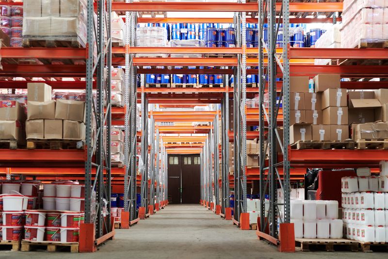 Válvulas y filtros metálicos de refrigeración ordenados sobre mesa de taller
